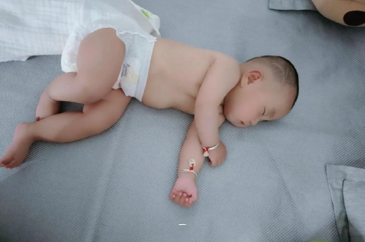 泽州宝宝胳膊上起红疙瘩