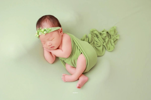 泽州宝宝趴着睡是积食吗